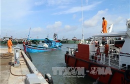 Lai dắt tàu cá bị hỏng máy trên biển cùng 14 thuyền viên