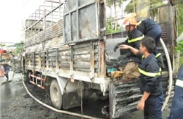 Cháy trụi xe tải chở 92 thùng bật lửa
