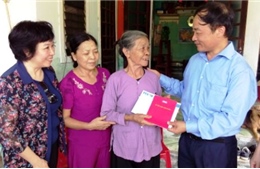 Tặng quà các gia đình liệt sỹ TTXVN tại Nghệ An