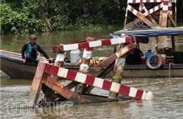 TP HCM: Sà lan tông sập cầu trên sông 