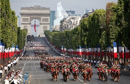 Cận cảnh lễ diễu binh hoành tráng ngày Quốc khánh Pháp
