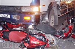 Dừng đèn đỏ, 4 người nhập viện vì xe tải tông