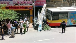 Hà Nội: Tài xế ngủ gật, xe buýt tông hàng chục xe máy 