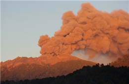 Indonesia đóng cửa 3 sân bay do núi lửa Raung hoạt động trở lại