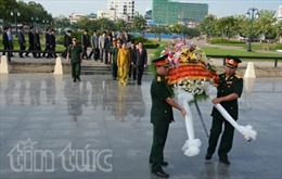 Viếng liệt sĩ Quân tình nguyện Việt Nam tại Campuchia 