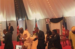 Ông Obama vui vẻ cùng gia đình bên nội ở Kenya