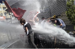 Bom xăng, vòi rồng bay vùn vụt tại Thổ Nhĩ Kỳ