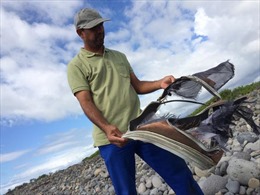 Tìm thấy vali gần nơi phát hiện mảnh vỡ nghi của MH370