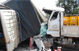 Xe khách mất lái đâm xe tải trong đêm, 9 người bị thương