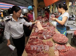 Giá thịt lợn liên tục giảm sau khi phát hiện có chất cấm 