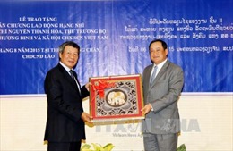 Lào trao Huân chương Lao động cho Thứ trưởng Bộ LĐTBXH Việt Nam
