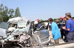 Xe du lịch bị tông nát, 3 người Hàn Quốc tử vong