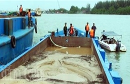Bắt giữ phương tiện khai thác cát trái phép trên sông Đồng Tranh