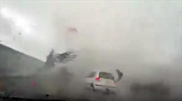Vòi rồng bão Soudelor nuốt chửng xe hơi 