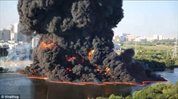 Sông Moskva “hóa lửa” do sự cố vỡ ống dầu