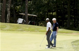 Tổng thống Obama vui vẻ chơi golf cùng Bill Clinton