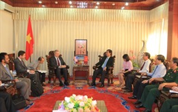 Đại sứ Mỹ tại Việt Nam tìm hiểu công tác rà phá bom mìn