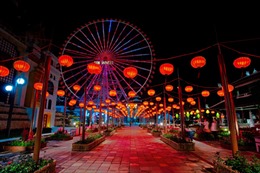 Con đường rực rỡ đèn lồng tại Asia Park Đà Nẵng