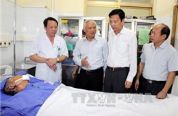 Thăm hỏi công nhân bị thương trong tai nạn ở Quảng Ninh
