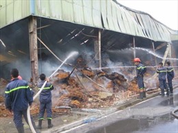 Dập tắt cháy lớn tại công ty thuốc lá ở Bắc Ninh