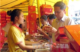Bán bánh Trung thu trên vỉa hè tại Hà Nội là trái phép 