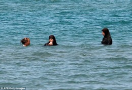 Phụ nữ đạo Hồi đòi bãi biển riêng ở Morocco