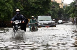 Mưa to, nhiều đường phố Hà Nội ngập nặng