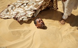 Xông hơi chữa bệnh dưới cát bỏng tại Ai Cập