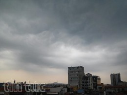 Mây dông tiếp tục trút mưa xuống Hà Nội 