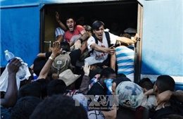Cảnh sát Hy Lạp bắn lựu đạn choáng giải tán người di cư