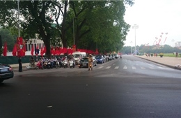 Người dân các tỉnh đổ về Hà Nội đón mừng đại lễ  