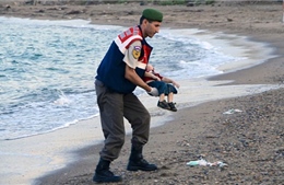 Bức hình ám ảnh thi thể cậu bé Syria dạt vào bờ biển