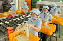 Công nhân đề nghị kiểm soát giá khi tăng lương