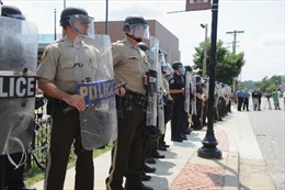 Cảnh sát ở thị trấn Ferguson tiếp tục bị chỉ trích