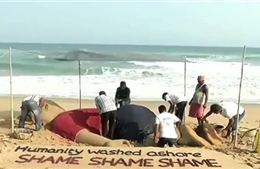 Tượng cát khổng lồ tưởng nhớ cậu bé Syria dạt vào bờ biển