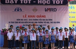 Trao tặng mũ bảo hiểm cho học sinh Trường Tiểu học và THCS Đại Đồng