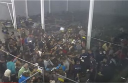 Phẫn nộ cảnh sát Hungary ném thức ăn cho người tị nạn