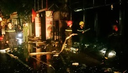 Cháy rụi nhà hàng ở Hà Đông, hơn chục học sinh mắc kẹt