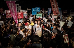 Nghị sĩ đối lập chặn lối vào nghị viện Nhật Bản