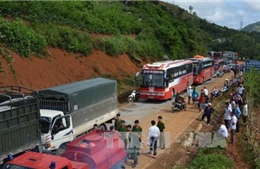 Tắc đường dài hơn 2km dưới chân đèo Sơn La 