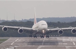 Xem Airbus-A380 tròng trành trong gió sân bay