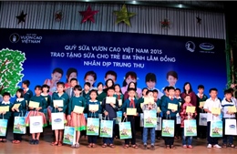Trao tặng sữa và học bổng cho trẻ em Lâm Đồng