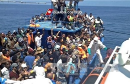 Italy cứu sống 500 người di cư trên Địa Trung Hải 