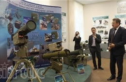 Thăm công ty chế tạo và phát triển thiết bị ngắm bắn Nga