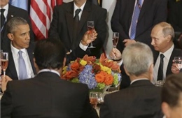 Ông Obama lạnh nhạt khi Tổng thống Putin mời rượu