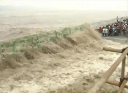 Xem thủy triều cao 30m ập vào bờ ở Trung Quốc