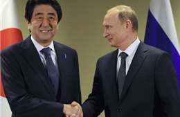 Thủ tướng Nhật chạy nhanh tới bắt tay ông Putin