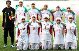 8 cầu thủ trong đội bóng đá nữ Iran là... đàn ông