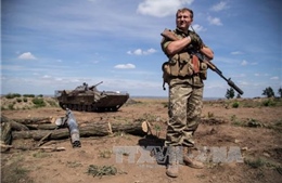 Lugansk rút vũ khí hạng nặng ở Donbass từ 3/10