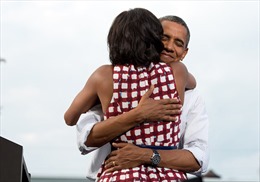 Tình cảm ấm áp ông Obama dành cho vợ